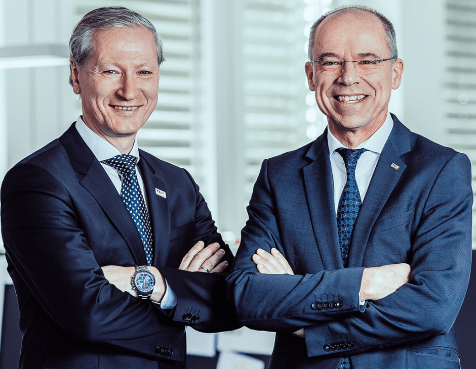 TÜV AUSTRIA ist Top-Arbeitgeber 2022: TÜV AUSTRIA CEO Stefan Haas (l), mit CFO Christoph Wenninger: „TÜV AUSTRIA darf sich seit langem über eine hohe Kundenzufriedenheit freuen. Dass unsere Unternehmensgruppe in den letzten Jahren auch verstärkt als attraktiver Arbeitgeber wahrgenommen wird, zeigt, dass wir auf dem richtigen Weg sind. (C) TÜV AUSTRIA, Saskia Jonasch