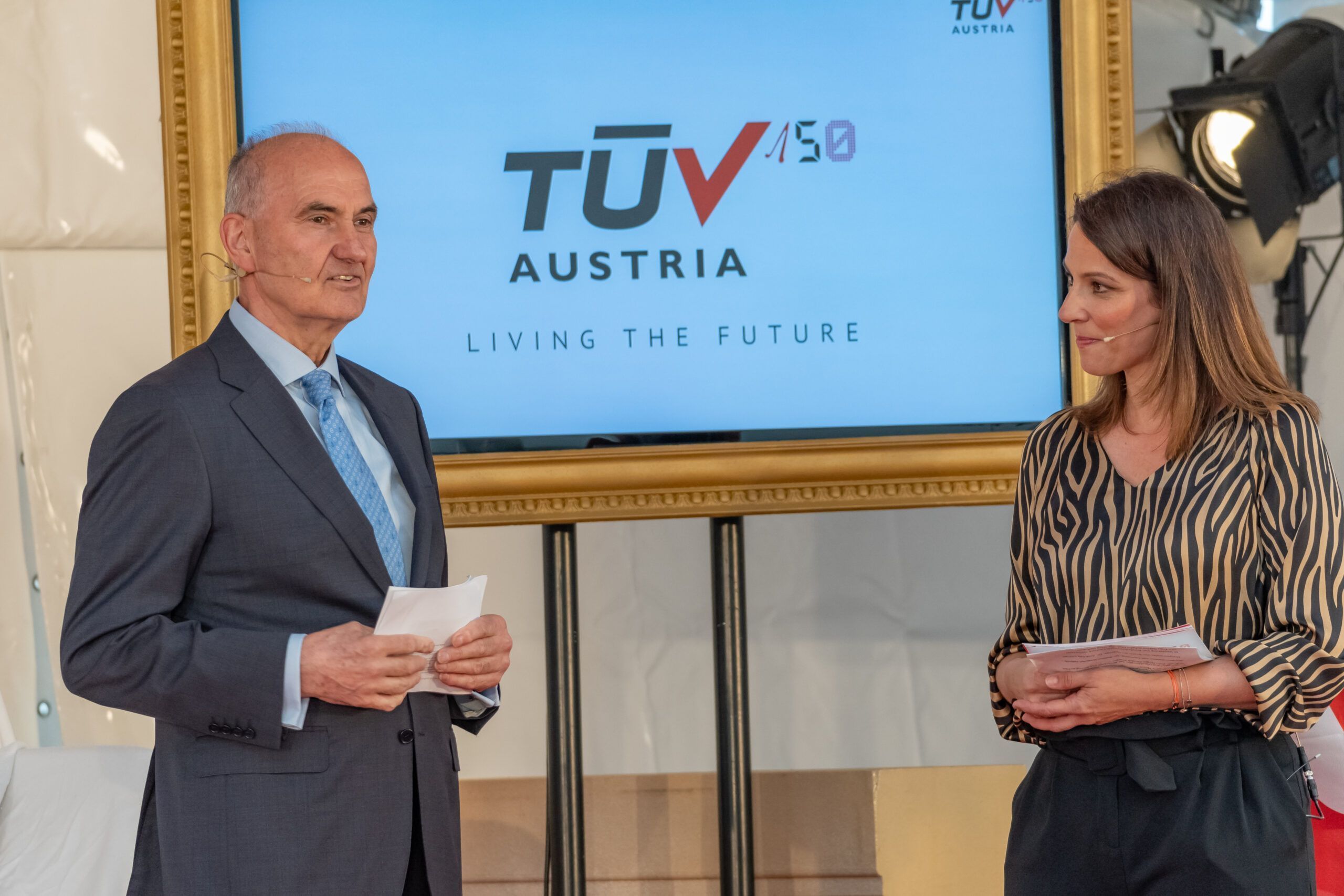 TÜV AUSTRIA-Präsident Johann Marihart eröffnete den Festakt "TÜV AUSTRIA 150" am Vorabend der 150. Wiederkehr der Gründung des TÜV AUSTRIA am 11. Juni 1872. Journalistin und Moderatorin Lisa Gadenstätter moderierte die Feierlichkeit im TÜV AUSTRIA Technology & Innovation Center in Wien | tuvaustria.com (C) TÜV AUSTRIA, Christian Kraus