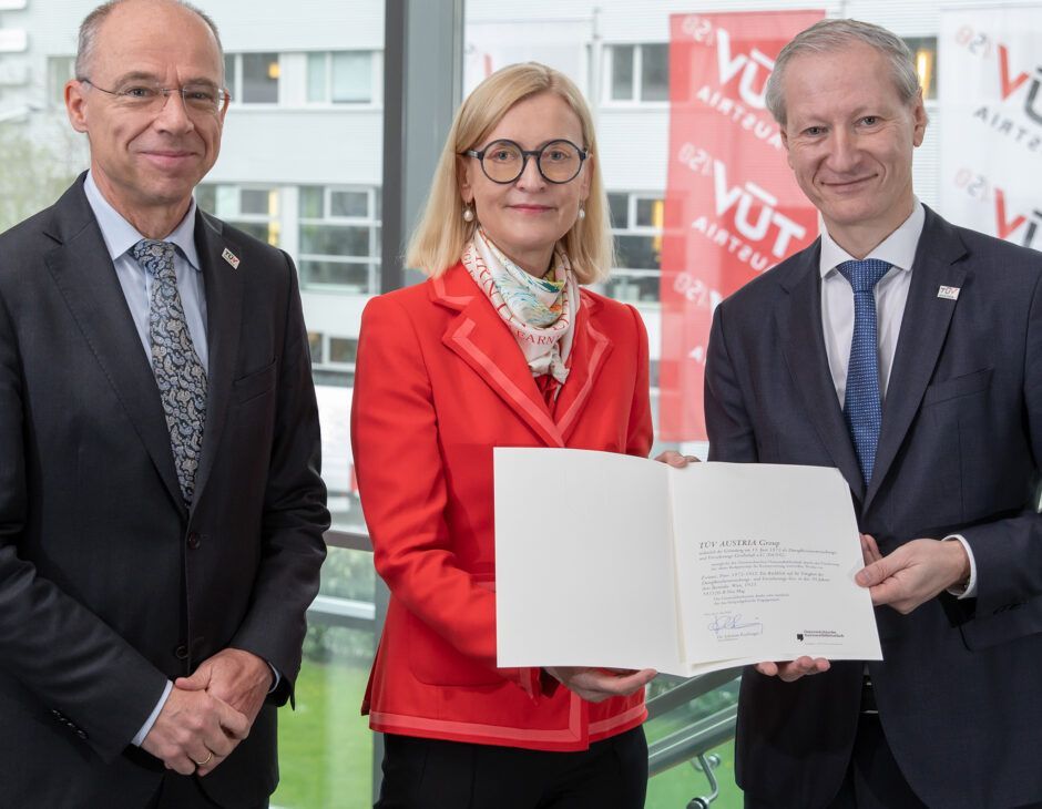 Anlässlich seines 150-jährigen Jubiläums übernimmt TÜV AUSTRIA die Buchpatenschaft über ein Werk einer seiner prägendsten Persönlichkeiten der Unternehmensgeschichte, Peter Zwiauer. Zum 50-Jahr-Jubiläum der "Dampfkessel-Untersuchungs- und Versicherungs-Gesellschaft auf Gegenseitigkeit, veröffentlichte ihr Direktor Peter Zwiauer im Jahre 1922 die Schrift „50 Jahre des Bestehens der DUVG“: v.l.n.r. TÜV AUSTRIA CFO Christoph Wenninger, Generaldirektorin der Österreichischen Nationalbibliothek, Johanna Rachinger, TÜV AUSTRIA CEO Stefan Haas. Foto (C) TÜV AUSTRIA, Mario Koller, Marion Huber.