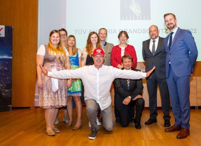 Alex Pointner am Brandschutztag mit (v.li.n.re.:) Stefanie Lederer, Marion Matetschläger, Simone Adler, Sandra Rottenbücher, Martin Schmutzer, Irmgard Eder, Martin Swoboda, Manfred Schorn, Georg Rauchenwald