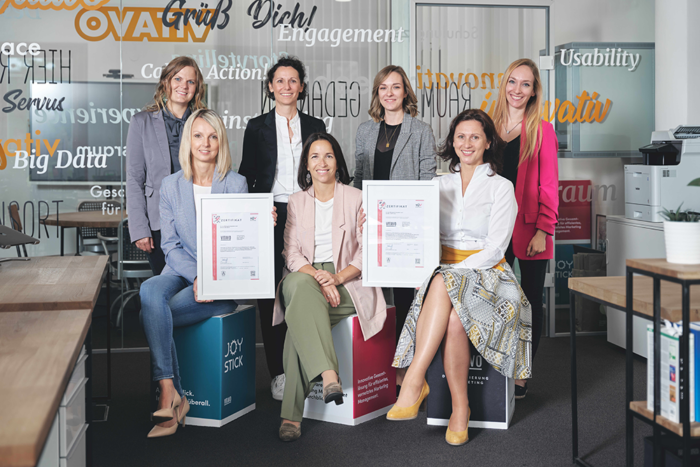 VITAVO Team mit Zertifikaten ISO 9001 + ISO/IEC 27001: v.l.n.r. Katrin Strassegger, Petra Herzer, Katja Kröll, Karin Heschl-Polzhofer, Birgit Kropf, GF Katharina Heil, Julia Buchberger. Foto (c) Lang-Bichl