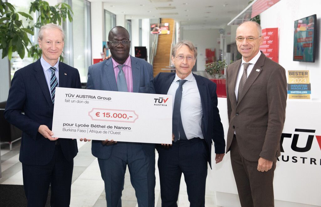 TÜV AUSTRIA Vorstände Stefan Haas, CEO (l), und Christoph Wenninger, CFO (r), überreichten den Bethel High School-Projektinitiatoren Jacques Konkobo und Peter Klein (Mitte, v.l.n.r.) eine Spende von €15.000,- (C) TÜV AUSTRIA Mario Koller